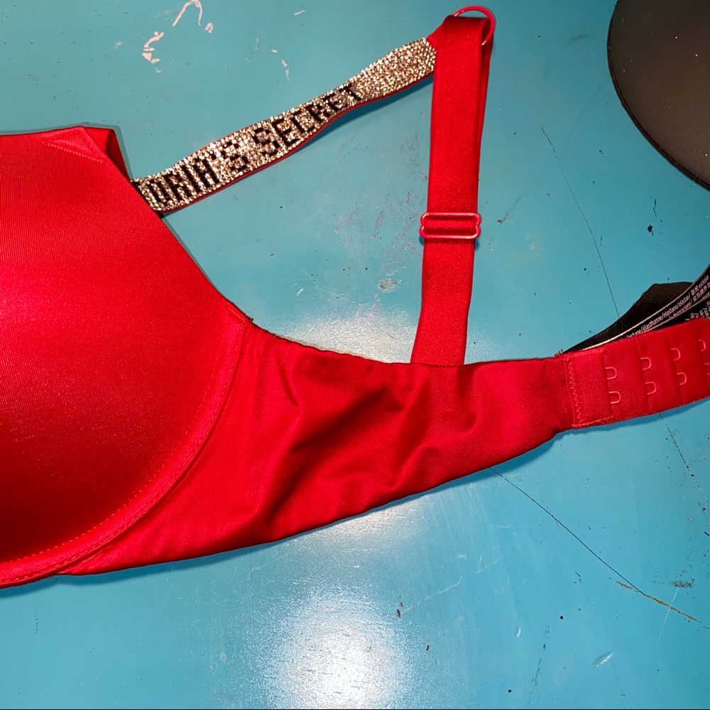 32D Victoria Secret Bra.... great condition bling